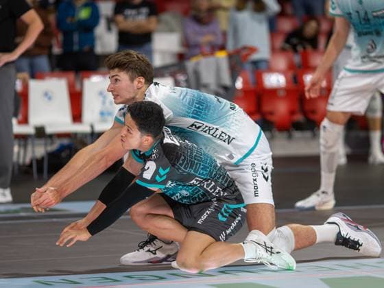 Abwehrversuch im Doppelpack . . . Duerens 6 GAVLAS ueber 3 NOSE. Volleyball Herrsching - Dueren. Volleyball Bundesliga, WWK Volleys Herrsching - SWD Power Volleys Düren 3:2, Hauptrunde, Saison 2024-2025, 12.10.2024, in Muenchen, Deutschland, . Quelle Copyright Credit : Oryk HAIST