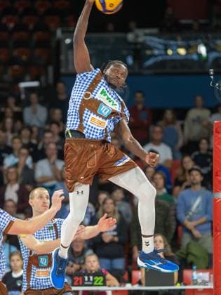 Angriff . . . Herrschings 7 Magloire MAYAULA NZEZA. Volleyball Herrsching - Dueren. Volleyball Bundesliga, WWK Volleys Herrsching - SWD Power Volleys Düren 3:2, Hauptrunde, Saison 2024-2025, 12.10.2024, in Muenchen, Deutschland, . Quelle Copyright Credit : Oryk HAIST