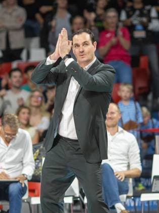 Beschwingt . . . Herrschings Trainer Thomas RANNER Volleyball Herrsching - Dueren. Volleyball Bundesliga, WWK Volleys Herrsching - SWD Power Volleys Düren 3:2, Hauptrunde, Saison 2024-2025, 12.10.2024, in Muenchen, Deutschland, . Quelle Copyright Credit : Oryk HAIST