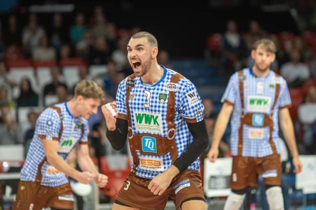 Geballte Freude . . . Herrschings 3 Victor RODRIGUEZ PEREZ. Volleyball Herrsching - Dueren. Volleyball Bundesliga, WWK Volleys Herrsching - SWD Power Volleys Düren 3:2, Hauptrunde, Saison 2024-2025, 12.10.2024, in Muenchen, Deutschland, . Quelle Copyright Credit : Oryk HAIST