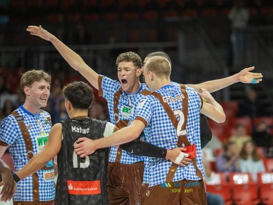Vereinter Jubel . . . Herrschings 9 Eric BURGGRAEF (BURGGRÄF), 15 Keisuke MATSUO, 12 Laurenz WELSCH und 2 Daniel GRUVAEUS. Volleyball Herrsching - Dueren. Volleyball Bundesliga, WWK Volleys Herrsching - SWD Power Volleys Düren 3:2, Hauptrunde, Saison 2024-2025, 12.10.2024, in Muenchen, Deutschland, . Quelle Copyright Credit : Oryk HAIST