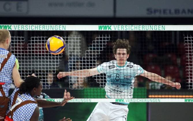 von links Magloire MAYAULA NZEZA (Herrsching), Robin BAGHADY (Dueren), He-Volleyballl, Bundesliga 2024 25 WWK Volleys Herrsching vs SWD powervolleys Dueren, 12.10.24, Muenchen, BMW Park, Copyright: WolfgangxFehrmann