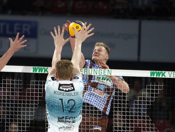 von links Siebe KORENBLEK (Dueren), Norbert ENGEMANN (Herrsching), He-Volleyballl, Bundesliga 2024 25 WWK Volleys Herrsching vs SWD powervolleys Dueren, 12.10.24, Muenchen, BMW Park, Copyright: WolfgangxFehrmann