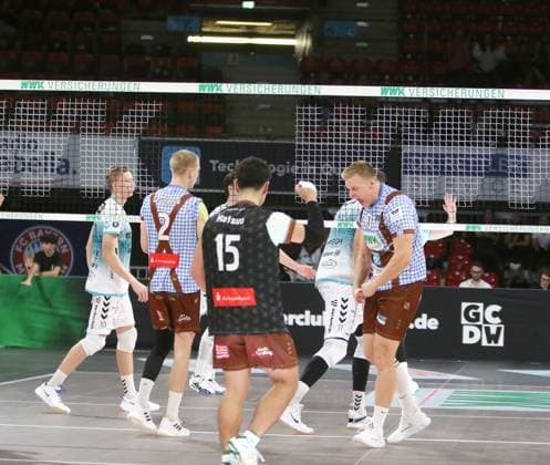 Herrschinger Freude nach Punktgewinn, He-Volleyballl, Bundesliga 2024 25 WWK Volleys Herrsching vs SWD powervolleys Dueren, 12.10.24, Muenchen, BMW Park, Copyright: WolfgangxFehrmann