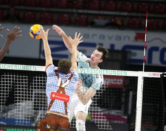 von links <Laurenz WELSCH (Herrsching), Matthew NEAVES (Dueren), He-Volleyballl, Bundesliga 2024 25 WWK Volleys Herrsching vs SWD powervolleys Dueren, 12.10.24, Muenchen, BMW Park, Copyright: WolfgangxFehrmann
