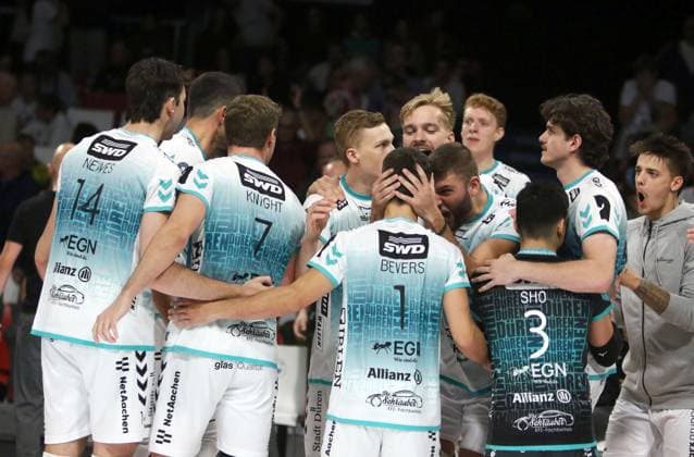 Duerener Freude nach dem Gewinn des 3. Satzes He-Volleyballl, Bundesliga 2024 25 WWK Volleys Herrsching vs SWD powervolleys Dueren, 12.10.24, Muenchen, BMW Park, Copyright: WolfgangxFehrmann