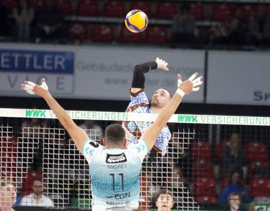 von links Michael ANDREI (Dueren), Victor RODRIGUEZ PEREZ (Herrsching), He-Volleyballl, Bundesliga 2024 25 WWK Volleys Herrsching vs SWD powervolleys Dueren, 12.10.24, Muenchen, BMW Park, Copyright: WolfgangxFehrmann