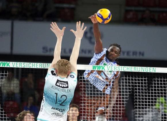 von links Siebe KORENBLEK (Dueren), Magloire MAYAULA NZEZA (Herrsching), He-Volleyballl, Bundesliga 2024 25 WWK Volleys Herrsching vs SWD powervolleys Dueren, 12.10.24, Muenchen, BMW Park, Copyright: WolfgangxFehrmann