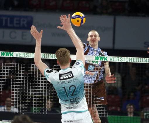 von links Siebe KORENBLEK (Dueren), Daniel GRUVAEUS (Herrsching), He-Volleyballl, Bundesliga 2024 25 WWK Volleys Herrsching vs SWD powervolleys Dueren, 12.10.24, Muenchen, BMW Park, Copyright: WolfgangxFehrmann