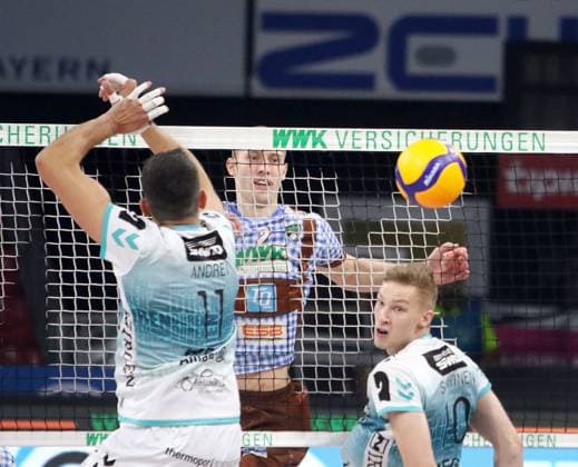 von links Michael ANDREI (Dueren), Daniel GRUVAEUS (Herrsching), Tomi SAARINEN (Dueren), He-Volleyballl, Bundesliga 2024 25 WWK Volleys Herrsching vs SWD powervolleys Dueren, 12.10.24, Muenchen, BMW Park, Copyright: WolfgangxFehrmann