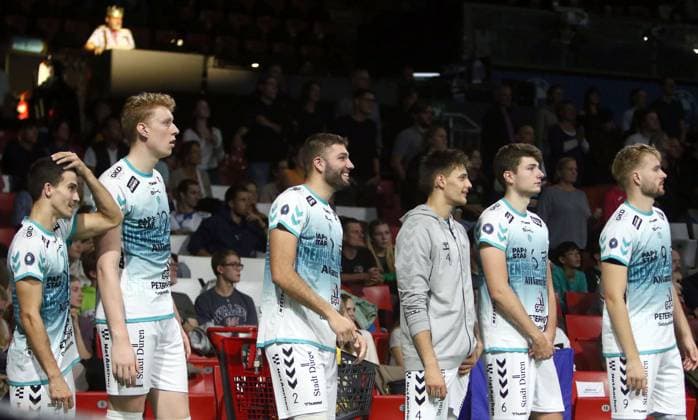 Duerener Auswechselspieler verfolgen das Spiel, He-Volleyballl, Bundesliga 2024 25 WWK Volleys Herrsching vs SWD powervolleys Dueren, 12.10.24, Muenchen, BMW Park, Copyright: WolfgangxFehrmann