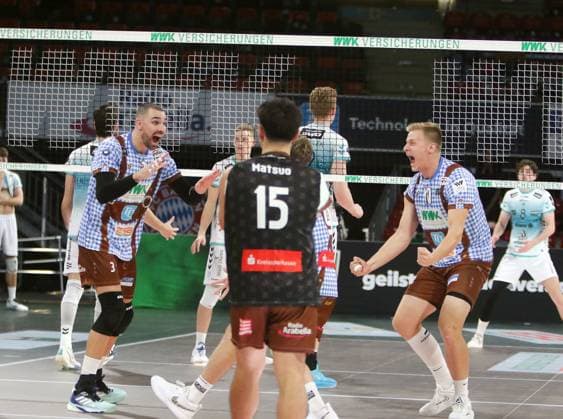 Herrschinger Freude ueber einen Punktgewinn, He-Volleyballl, Bundesliga 2024 25 WWK Volleys Herrsching vs SWD powervolleys Dueren, 12.10.24, Muenchen, BMW Park, Copyright: WolfgangxFehrmann