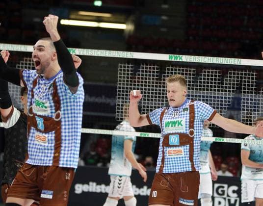 von links Victor RODRIGUEZ PEREZ (Herrsching), Norbert ENGEMANN (Herrsching),mit Freude nach dem Sieg, He-Volleyballl, Bundesliga 2024 25 WWK Volleys Herrsching vs SWD powervolleys Dueren, 12.10.24, Muenchen, BMW Park, Copyright: WolfgangxFehrmann