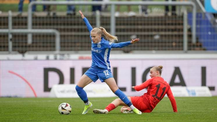 13.10.2024, Hänsch-Arena, Meppen, GER, 2. Frauen-Bundesliga: SV Meppen vs Bayern München II, Nina Zimmer (SV Meppen 12) DFL REGULATIONS PROHIBIT ANY USE OF PHOTOGRAPHS AS IMAGE SEQUENCES AND OR QUASI-VIDEO. Meppen Niedersachsen Deutschland Hänsch-Arena