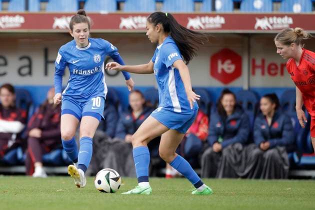 13.10.2024, Hänsch-Arena, Meppen, GER, 2. Frauen-Bundesliga: SV Meppen vs Bayern München II, Nina Kossen (SV Meppen 10) und Akane Miyoshi (SV Meppen 14) DFL REGULATIONS PROHIBIT ANY USE OF PHOTOGRAPHS AS IMAGE SEQUENCES AND OR QUASI-VIDEO. Meppen Niedersachsen Deutschland Hänsch-Arena