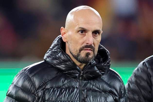 Bundestrainer Antonio Di Salvo (Germany) schaut enttaeuscht, UEFA European Under-21 Championship Qualifying - Group D, Germany vs Bulgaria, Jahnstadion am 11. October 2024 in Regensburg, Deutschland. (Foto von Marco Steinbrenner DeFodi Images) Bundestrainer Antonio Di Salvo (Germany) looks dejected, UEFA European Under-21 Championship Qualifying - Group D, Germany vs Bulgaria, Jahnstadion, October 11, 2024 in Regensburg, Germany. (Photo by Marco Steinbrenner DeFodi Images) not used in POL SRB CRO FRA GBR NED ITA USA Defodi-700_deutsch_bul_u21_20241011_125
