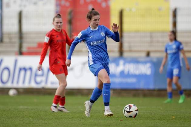 13.10.2024, Hänsch-Arena, Meppen, GER, 2. Frauen-Bundesliga: SV Meppen vs Bayern München II, Nina Kossen (SV Meppen 10) DFL REGULATIONS PROHIBIT ANY USE OF PHOTOGRAPHS AS IMAGE SEQUENCES AND OR QUASI-VIDEO. Meppen Niedersachsen Deutschland Hänsch-Arena