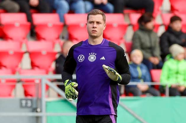 Torhueter Tjark Ernst (Germany) schaut, UEFA European Under-21 Championship Qualifying - Group D, Germany vs Bulgaria, Jahnstadion am 11. October 2024 in Regensburg, Deutschland. (Foto von Marco Steinbrenner DeFodi Images) Torhueter Tjark Ernst (Germany) looks on, UEFA European Under-21 Championship Qualifying - Group D, Germany vs Bulgaria, Jahnstadion, October 11, 2024 in Regensburg, Germany. (Photo by Marco Steinbrenner DeFodi Images) not used in POL SRB CRO FRA GBR NED ITA USA Defodi-700_deutsch_bul_u21_20241011_231