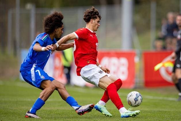 SOCCER - U18, test match, AUT vs ITA VELDEN,AUSTRIA,13.OCT.24 - SOCCER - OEFB under-18 international test match, Austria vs Italy. Image shows Matteo Lontani (Italy) and Oliver Sorg (Austria).  GEPAxpictures xMatthiasxTrinkl