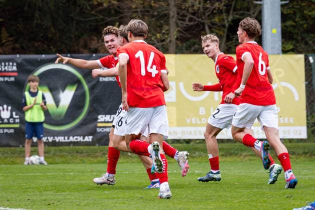 SOCCER - U18, test match, AUT vs ITA VELDEN,AUSTRIA,13.OCT.24 - SOCCER - OEFB under-18 international test match, Austria vs Italy. Image shows the rejoicing of team Austria.  GEPAxpictures xMatthiasxTrinkl