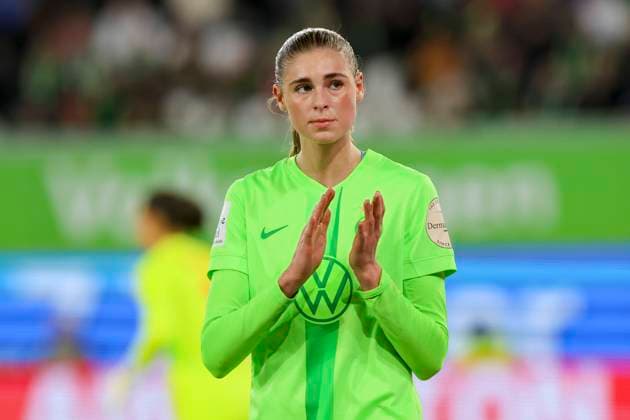 Jule Brand (VfL Wolfsburg) jubelt, Google Pixel Frauen-Bundesliga, VfL Wolfsburg vs FC Bayern Muenchen, Volkswagen Arena am 12. October 2024 in Wolfsburg, Deutschland. (Foto von Marco Steinbrenner DeFodi Images) Jule Brand (VfL Wolfsburg) cheers, Google Pixel Frauen-Bundesliga, VfL Wolfsburg vs FC Bayern Muenchen, Volkswagen Arena, October 12, 2024 in Wolfsburg, Germany. (Photo by Marco Steinbrenner DeFodi Images) DFB DFL REGULATIONS PROHIBIT ANY USE OF PHOTOGRAPHS AS IMAGE SEQUENCES AND OR QUASI-VIDEO. not used in POL SRB CRO FRA GBR NED ITA USA Defodi-700_wolfs_muenchen_20241012_416