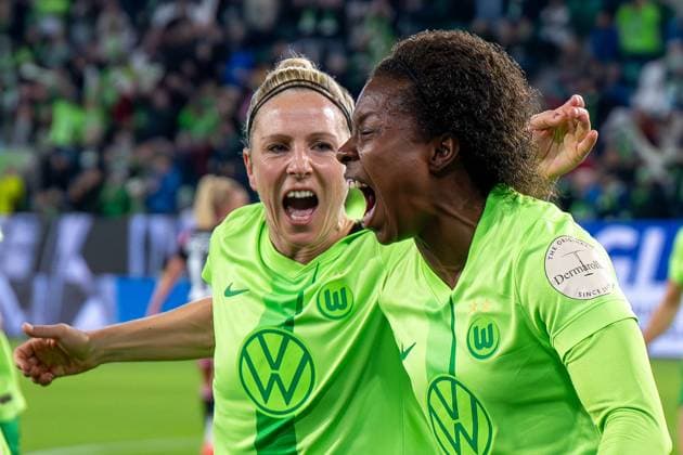 12.10.2024, Fussball: Google Pixel Frauen-Bundesliga, Saison 2024 2025, 06. Spieltag, VfL Wolfsburg - FC Bayern München in der Volkswagen Arena. Wolfsburgs Lineth Beerensteyn (r) jubelt nach ihrem Tor zum 2:0 mit Wolfsburgs Svenja Huth. Wichtiger Hinweis: Gemaess den Vorgaben der DFL Deutsche Fussball Liga bzw. des DFB Deutscher Fussball-Bund ist es untersagt, in dem Stadion und oder vom Spiel angefertigte Fotoaufnahmen in Form von Sequenzbildern und oder videoaehnlichen Fotostrecken zu verwerten bzw. verwerten zu lassen. Foto: Kirchner-Media DI Copyright: xDavidxInderliedx