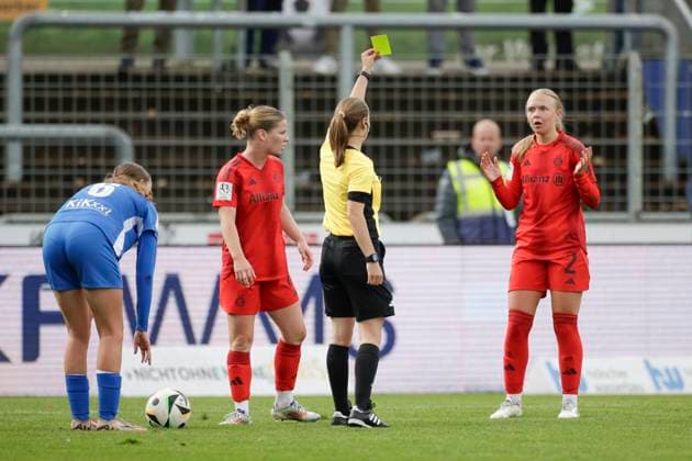 13.10.2024, Hänsch-Arena, Meppen, GER, 2. Frauen-Bundesliga: SV Meppen vs Bayern München II, gelbe Karte für Bayern DFL REGULATIONS PROHIBIT ANY USE OF PHOTOGRAPHS AS IMAGE SEQUENCES AND OR QUASI-VIDEO. Meppen Niedersachsen Deutschland Hänsch-Arena