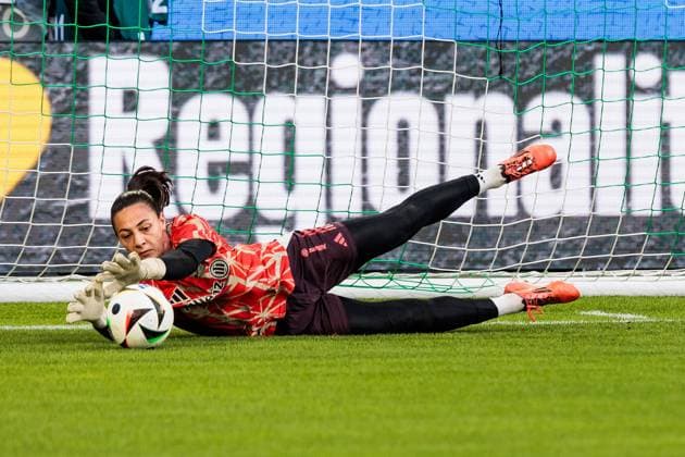 GOOGLE PIXEL Frauen-Bundesliga: VfL Wolfsburg - FC Bayern München; 12.10.2024 Maria Luisa Grohs (FC Bayern München, 1) im Warm Up GOOGLE PIXEL Frauen-Bundesliga: VfL Wolfsburg - FC Bayern München, Wolfsburg, Volkswagen Arena am 12.10.2024 DFB REGULATIONS PROHIBIT ANY USE OF PHOTOGRAPHS AS IMAGE SEQUENCES AND OR QUASI-VIDEO. Copyright: xBEAUTIFULxSPORTS Wunderlx