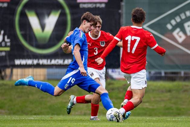 SOCCER - U18, test match, AUT vs ITA VELDEN,AUSTRIA,13.OCT.24 - SOCCER - OEFB under-18 international test match, Austria vs Italy. Image shows Thomas Campaniello (ITA), Christoph Breinesberger and Jacob Peter Hoedl (AUT).  GEPAxpictures xMatthiasxTrinkl