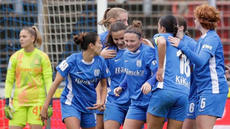 13.10.2024, Hänsch-Arena, Meppen, GER, 2. Frauen-Bundesliga: SV Meppen vs Bayern München II, Meppen feiert das 1:1 von Sarah Preuß (SV Meppen 11), verdeckt DFL REGULATIONS PROHIBIT ANY USE OF PHOTOGRAPHS AS IMAGE SEQUENCES AND OR QUASI-VIDEO. Meppen Niedersachsen Deutschland Hänsch-Arena