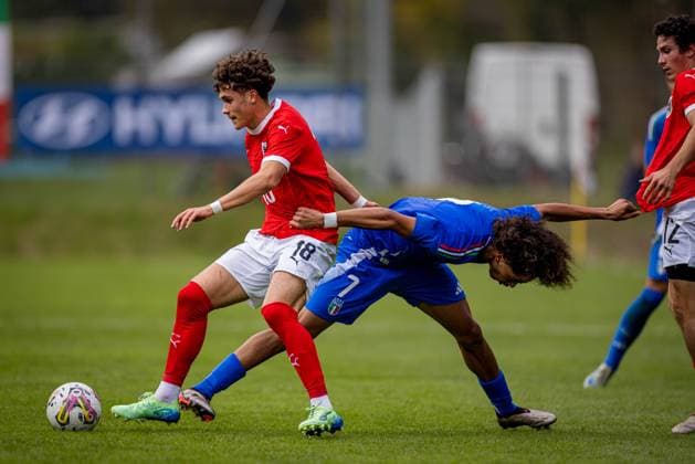 SOCCER - U18, test match, AUT vs ITA VELDEN,AUSTRIA,13.OCT.24 - SOCCER - OEFB under-18 international test match, Austria vs Italy. Image shows Oliver Sorg (Austria) and Matteo Lontani (Italy).  GEPAxpictures xMatthiasxTrinkl