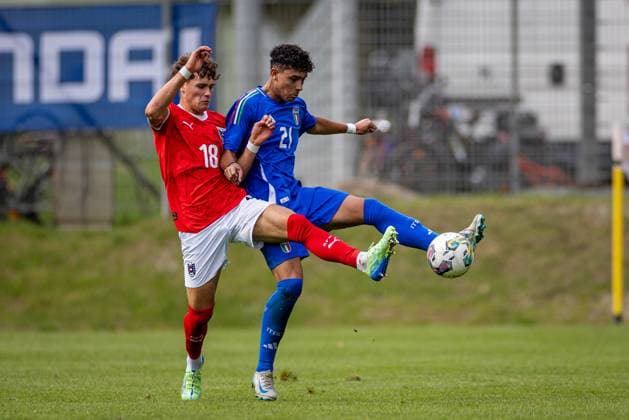 SOCCER - U18, test match, AUT vs ITA VELDEN,AUSTRIA,13.OCT.24 - SOCCER - OEFB under-18 international test match, Austria vs Italy. Image shows Oliver Sorg (Austria) and Filippo Conzato (Italy).  GEPAxpictures xMatthiasxTrinkl