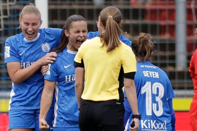 13.10.2024, Hänsch-Arena, Meppen, GER, 2. Frauen-Bundesliga: SV Meppen vs Bayern München II, Meppen feiert das 1:1 von Sarah Preuß (SV Meppen 11), Mitte, DFL REGULATIONS PROHIBIT ANY USE OF PHOTOGRAPHS AS IMAGE SEQUENCES AND OR QUASI-VIDEO. Meppen Niedersachsen Deutschland Hänsch-Arena