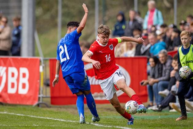 SOCCER - U18, test match, AUT vs ITA VELDEN,AUSTRIA,13.OCT.24 - SOCCER - OEFB under-18 international test match, Austria vs Italy. Image shows Filippo Conzato (Italy) and Yanik Spalt (Austria).  GEPAxpictures xMatthiasxTrinkl