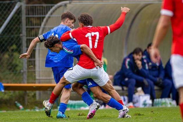 SOCCER - U18, test match, AUT vs ITA VELDEN,AUSTRIA,13.OCT.24 - SOCCER - OEFB under-18 international test match, Austria vs Italy. Image shows Emesto Perin (Italy) and Jacob Hoedl (Austria).  GEPAxpictures xMatthiasxTrinkl