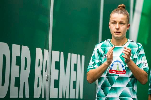 GER, FFBL, SV Werder Bremen vs Bayer Leverkusen 12.10.2024, WESERSTADION, GER, FFBL, SV Werder Bremen vs Bayer Leverkusen im Bild die Werder Frauen laufen aus dem Tunnel ins Weserstadion, Michelle Ulbrich (SV Werder Bremen 05),