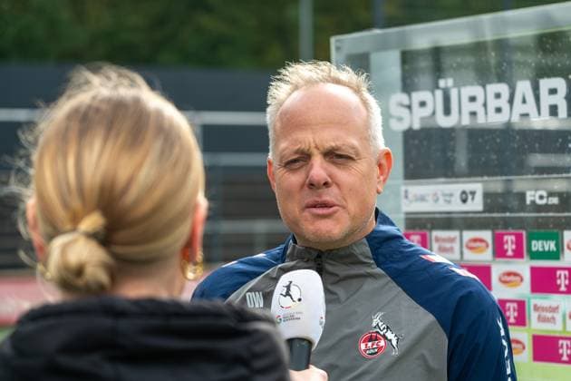 13.10.2024, Fussball: Google Pixel Frauen-Bundesliga, Saison 2024 2025, 06. Spieltag, 1. FC Köln - TSG Hoffenheim im Franz-Kremer-Stadion in Köln. Daniel Weber (1. FC Köln, Trainer) im Interview. Wichtiger Hinweis: Gemaess den Vorgaben der DFL Deutsche Fussball Liga bzw. des DFB Deutscher Fussball-Bund ist es untersagt, in dem Stadion und oder vom Spiel angefertigte Fotoaufnahmen in Form von Sequenzbildern und oder videoaehnlichen Fotostrecken zu verwerten bzw. verwerten zu lassen. Foto: Kirchner-Media TH Copyright: xKirchner-Media THx