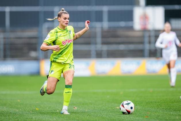 Google Pixel Frauen-Bundesliga, 1. FC Köln - TSG Hoffenheim; 13.10.2024 Selina Cerci (TSG Hoffenheim, 29) am Ball Google Pixel Frauen-Bundesliga, 1. FC Köln - TSG Hoffenheim, Köln, Franz-Kremer-Stadion DFB REGULATIONS PROHIBIT ANY USE OF PHOTOGRAPHS AS IMAGE SEQUENCES AND OR QUASI-VIDEO. Copyright: xBEAUTIFULxSPORTS Wunderlx