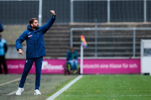 Google Pixel Frauen-Bundesliga, 1. FC Köln - TSG Hoffenheim; 13.10.2024 Theodoros Dedes (Trainer TSG Hoffenheim Trainer) gestikuliert Google Pixel Frauen-Bundesliga, 1. FC Köln - TSG Hoffenheim, Köln, Franz-Kremer-Stadion DFB REGULATIONS PROHIBIT ANY USE OF PHOTOGRAPHS AS IMAGE SEQUENCES AND OR QUASI-VIDEO. Copyright: xBEAUTIFULxSPORTS Wunderlx