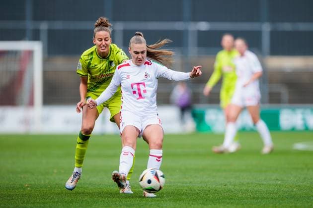 Google Pixel Frauen-Bundesliga, 1. FC Köln - TSG Hoffenheim; 13.10.2024 Zweikampf Franziska Harsch (TSG Hoffenheim, 17), Alena Bienz (1. FC Köln, 11) Google Pixel Frauen-Bundesliga, 1. FC Köln - TSG Hoffenheim, Köln, Franz-Kremer-Stadion DFB REGULATIONS PROHIBIT ANY USE OF PHOTOGRAPHS AS IMAGE SEQUENCES AND OR QUASI-VIDEO. Copyright: xBEAUTIFULxSPORTS Wunderlx