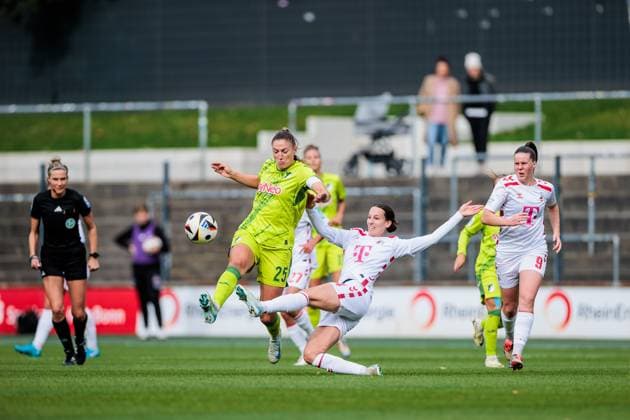Google Pixel Frauen-Bundesliga, 1. FC Köln - TSG Hoffenheim; 13.10.2024 Zweikampf Melissa Kössler (TSG Hoffenheim, 25), Sara Agrez (1. FC Köln, 4) Google Pixel Frauen-Bundesliga, 1. FC Köln - TSG Hoffenheim, Köln, Franz-Kremer-Stadion DFB REGULATIONS PROHIBIT ANY USE OF PHOTOGRAPHS AS IMAGE SEQUENCES AND OR QUASI-VIDEO. Copyright: xBEAUTIFULxSPORTS Wunderlx