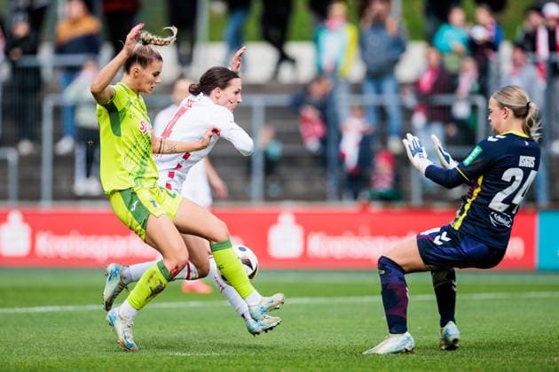 Google Pixel Frauen-Bundesliga, 1. FC Köln - TSG Hoffenheim; 13.10.2024 Zweikampf Selina Cerci (TSG Hoffenheim, 29), Sara Agrez (1. FC Köln, 4), Josefine Osigus (1. FC Köln, 24) Google Pixel Frauen-Bundesliga, 1. FC Köln - TSG Hoffenheim, Köln, Franz-Kremer-Stadion DFB REGULATIONS PROHIBIT ANY USE OF PHOTOGRAPHS AS IMAGE SEQUENCES AND OR QUASI-VIDEO. Copyright: xBEAUTIFULxSPORTS Wunderlx