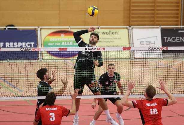 am Ball Yannick Menke (TV Rottenburg, 12), Fynn Kraemer (TV Buehl , 03), Elias Walther (TV Buehl, 18) GER, TV Buehl vs. TV Rottenburg, Volleyball, Herren, Regionalpokal, 13.10.2024. GER, TV Buehl vs. TV Rottenburg, Volleyball, Herren, Regionalpokal, 13.10.2024. Buehl Copyright: xEibner-Pressefoto FrankxSeiterx EP_EER