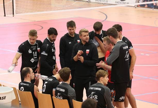 Jan Scheuermann (TV Rottenburg, Trainer) mit der Mannschaft, GER, TV Buehl vs. TV Rottenburg, Volleyball, Herren, Regionalpokal, 13.10.2024. GER, TV Buehl vs. TV Rottenburg, Volleyball, Herren, Regionalpokal, 13.10.2024. Buehl Copyright: xEibner-Pressefoto FrankxSeiterx EP_EER