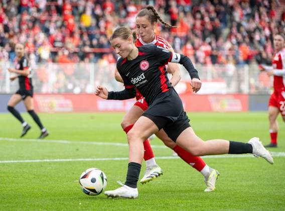 Fußball, Frauen, Saison 2024 2025, 2. Frauen-Bundesliga (7. Spieltag), 1. FC Union Berlin - FC Eintracht Frankfurt II, v. l. Tessa Zimmermann (Eintracht), Anna Weiß (1. Frauen 1. FC Union), 13.10. 2024, Copyright: xMatthiasxKochx