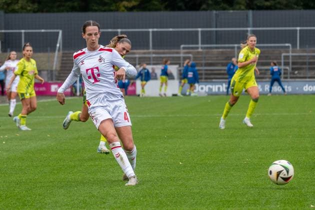 13.10.2024, Fussball: Google Pixel Frauen-Bundesliga, Saison 2024 2025, 06. Spieltag, 1. FC Köln - TSG Hoffenheim im Franz-Kremer-Stadion in Köln. Sara Agrez (1. FC Koeln, 04) muss zurueck spielen. Wichtiger Hinweis: Gemaess den Vorgaben der DFL Deutsche Fussball Liga bzw. des DFB Deutscher Fussball-Bund ist es untersagt, in dem Stadion und oder vom Spiel angefertigte Fotoaufnahmen in Form von Sequenzbildern und oder videoaehnlichen Fotostrecken zu verwerten bzw. verwerten zu lassen. Foto: Kirchner-Media TH Copyright: xKirchner-Media THx