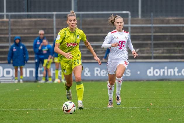 13.10.2024, Fussball: Google Pixel Frauen-Bundesliga, Saison 2024 2025, 06. Spieltag, 1. FC Köln - TSG Hoffenheim im Franz-Kremer-Stadion in Köln. Zweikampf zwischen Selina Cerci (TSG Hoffenheim, 29) und Alena Bienz (1. FC Köln, 11). Wichtiger Hinweis: Gemaess den Vorgaben der DFL Deutsche Fussball Liga bzw. des DFB Deutscher Fussball-Bund ist es untersagt, in dem Stadion und oder vom Spiel angefertigte Fotoaufnahmen in Form von Sequenzbildern und oder videoaehnlichen Fotostrecken zu verwerten bzw. verwerten zu lassen. Foto: Kirchner-Media TH Copyright: xKirchner-Media THx