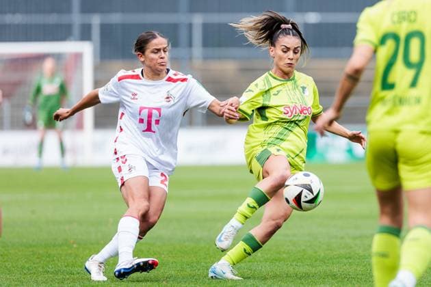 Google Pixel Frauen-Bundesliga, 1. FC Köln - TSG Hoffenheim; 13.10.2024 Zweikampf Laura Feiersinger (1. FC Köln, 27), Ereleta Memeti (TSG Hoffenheim, 7) Google Pixel Frauen-Bundesliga, 1. FC Köln - TSG Hoffenheim, Köln, Franz-Kremer-Stadion DFB REGULATIONS PROHIBIT ANY USE OF PHOTOGRAPHS AS IMAGE SEQUENCES AND OR QUASI-VIDEO. Copyright: xBEAUTIFULxSPORTS Wunderlx