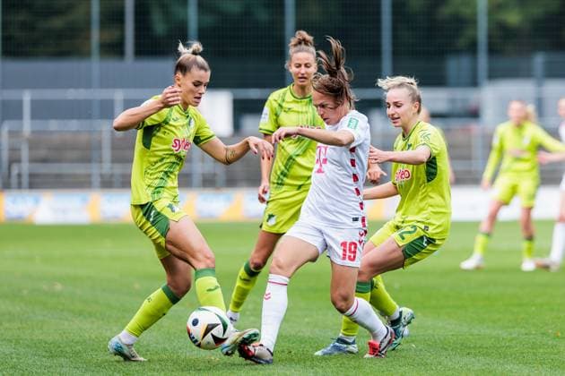 Google Pixel Frauen-Bundesliga, 1. FC Köln - TSG Hoffenheim; 13.10.2024 Zweikampf Selina Cerci (TSG Hoffenheim, 29), Dora Zeller (1. FC Köln, 19), Sara Ritter (TSG Hoffenheim, 22) Google Pixel Frauen-Bundesliga, 1. FC Köln - TSG Hoffenheim, Köln, Franz-Kremer-Stadion DFB REGULATIONS PROHIBIT ANY USE OF PHOTOGRAPHS AS IMAGE SEQUENCES AND OR QUASI-VIDEO. Copyright: xBEAUTIFULxSPORTS Wunderlx