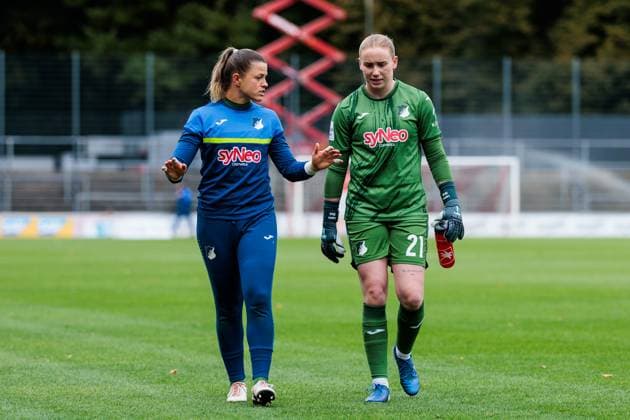 Google Pixel Frauen-Bundesliga, 1. FC Köln - TSG Hoffenheim; 13.10.2024 Martina Tufekovic (TSG Hoffenheim, 1), Laura Dick (TSG Hoffenheim, 21) diskutieren Google Pixel Frauen-Bundesliga, 1. FC Köln - TSG Hoffenheim, Köln, Franz-Kremer-Stadion DFB REGULATIONS PROHIBIT ANY USE OF PHOTOGRAPHS AS IMAGE SEQUENCES AND OR QUASI-VIDEO. Copyright: xBEAUTIFULxSPORTS Wunderlx